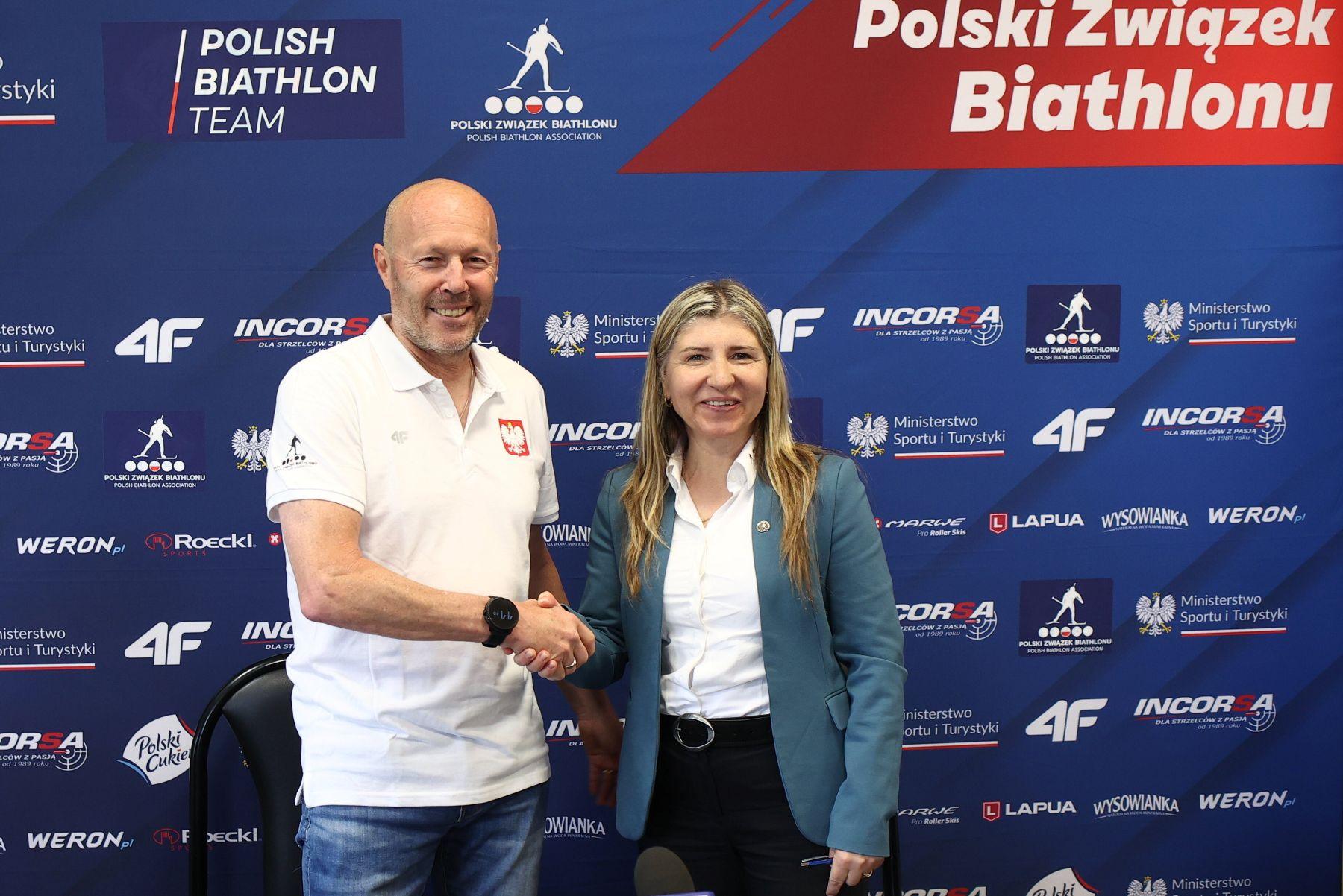 Na zdjęciu prezes Polskiego Związku Biathlonu Joanna Badacz wraz z trenerem Urosem Velepecem.