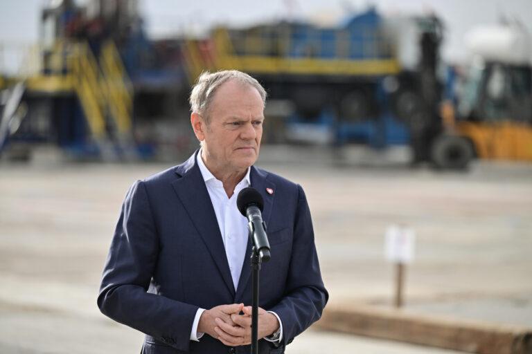 Premier Donald Tusk podczas wypowiedzi dla mediów w trakcie wizyty na terenie budowy szybu Retków KGHM, 14 listopada 2025 r.