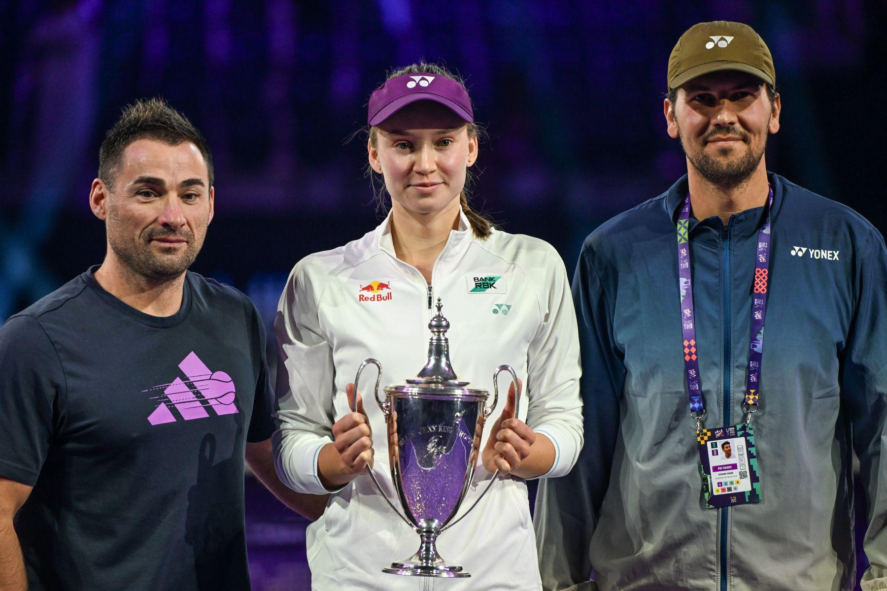 Na zdjęciu tenisistka Jelena Rybakina wraz z fizjoterapeutą oraz trenerem Stefano Vukovem.