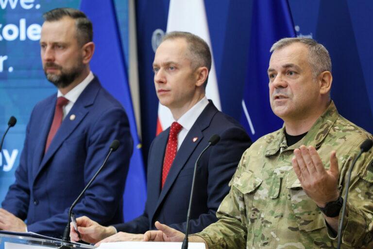 Od lewej: szef MON Władysław Kosiniak-Kamysz, wiceminister Cezary Tomczyk oraz szef Sztabu Generalnego Wojska Polskiego gen. Wiesław Kukuła na konferencji dotyczącej wGotowości