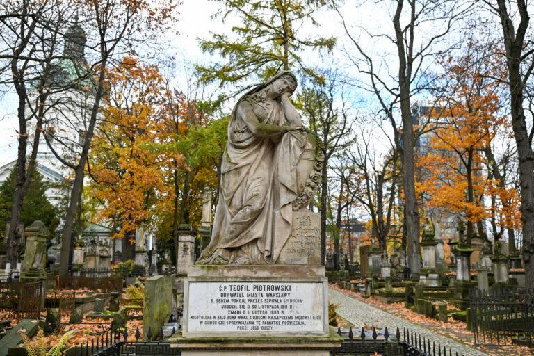 Na zdjęciu grób Teofila Piotrowskiego na Starych Powązkach, część Cmentarza Powązkowskiego w Warszawie
