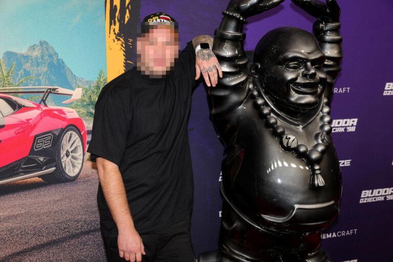 Yutuber Kamil "Budda" Labudda (na zdjęciu na premierze filmu "Budda. Dzieciak '98" w reżyserii Krystiana Kuczkowskiego).