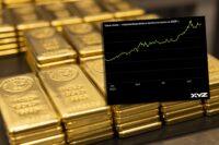 Wykres ceny złota w 2024 i 2025 r. na tle zdjęcia sztabek złota o wadze 1 kg w Perth Mint Refinery w australijskim Perth