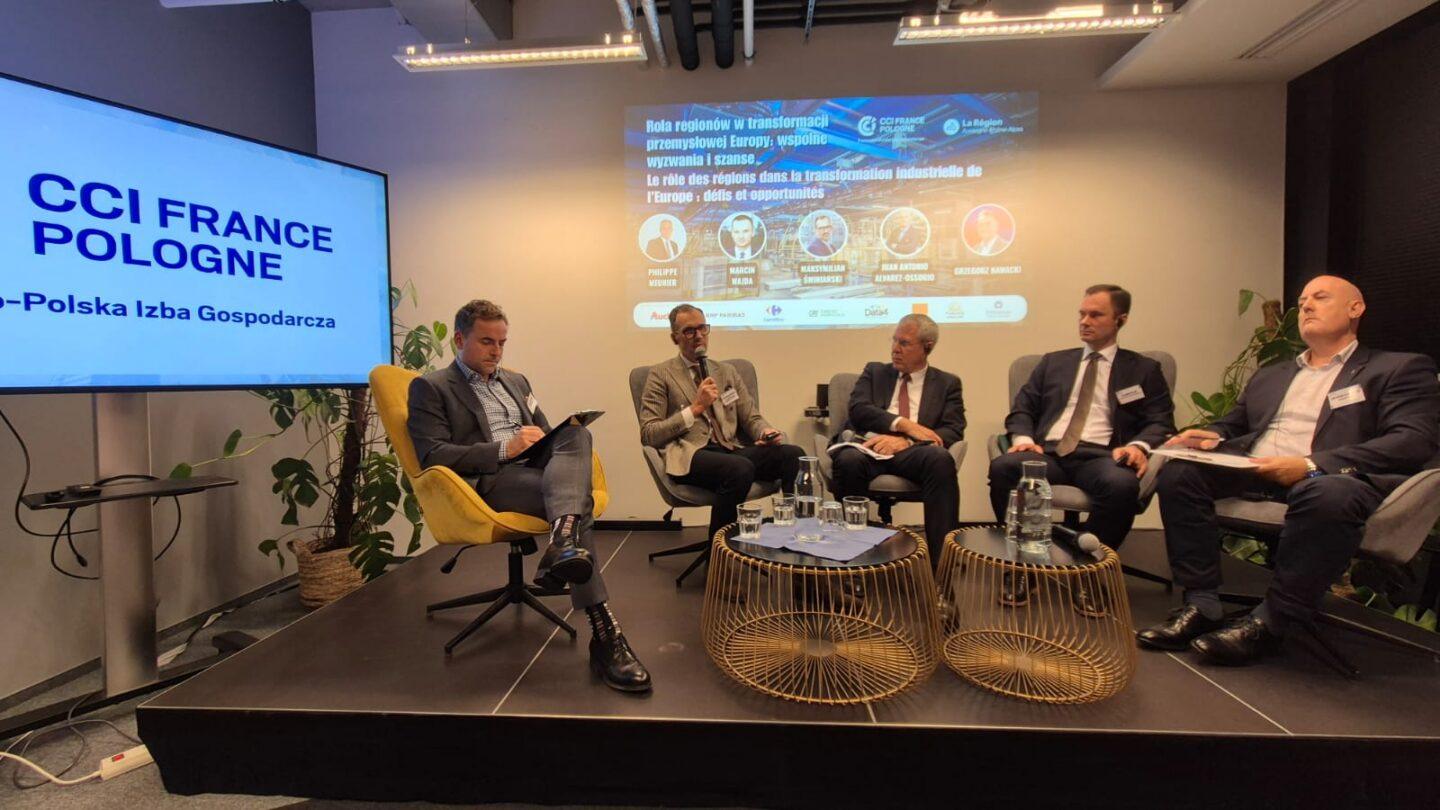 Na zdjęciu uczestnicy debaty na scenie