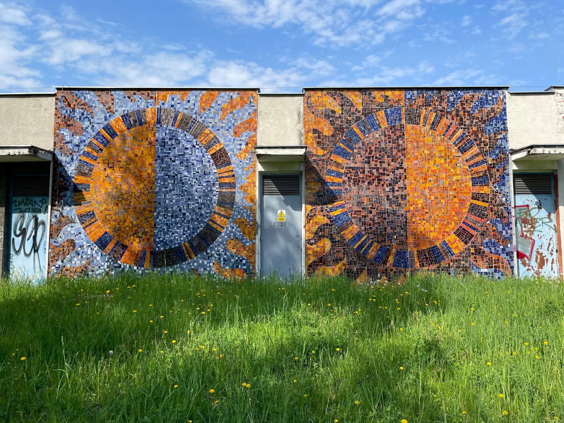 Kompozycja ceramiczna na budynku Centralnego Szpitala Klinicznego w Warszawie.