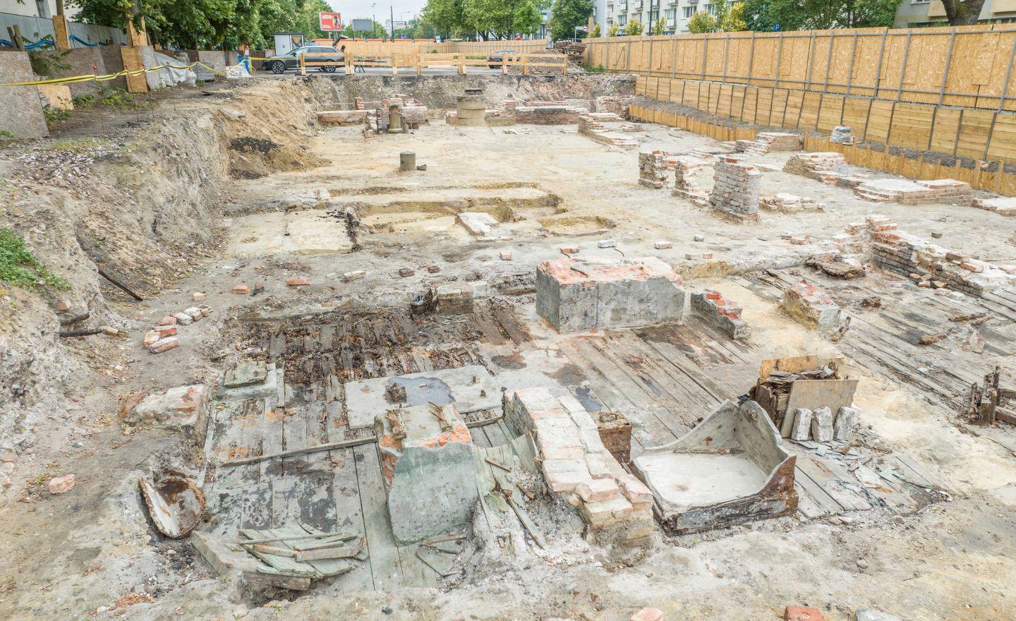 Zdjęcie przedstawia wykopaliska archeologiczne przed rozpoczęciem realizacji inwestycji