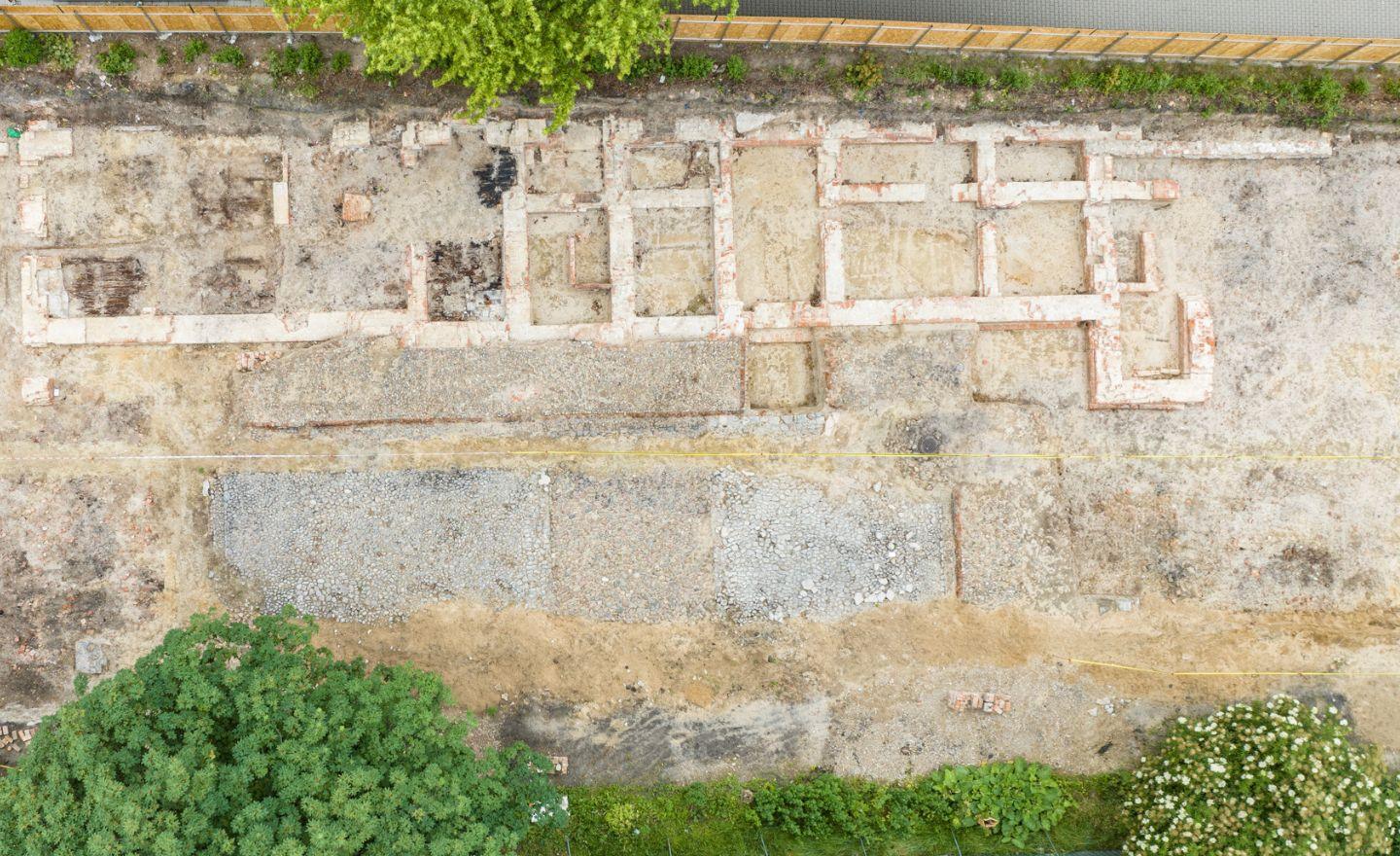 Zdjęcie przedstawia zabytkowej pozostałości zabudowy Muranowa sprzed 1939 roku