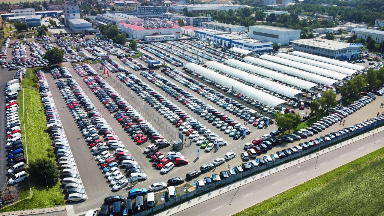 Jedna z placówek marki AAA Auto widziana z góry - dziesiątki używanych samochodów.