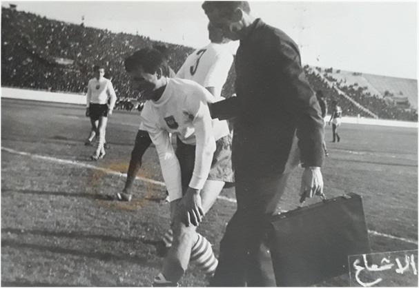 Jan Rudnow opuszcza boisko z bólem kolana. W konsekwencji kontuzji już nigdy nie wróci do pełni formy sprzed urazu.