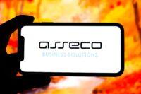Zdjęcie przedstawia logo Asseco wyświetlone na smartfonie