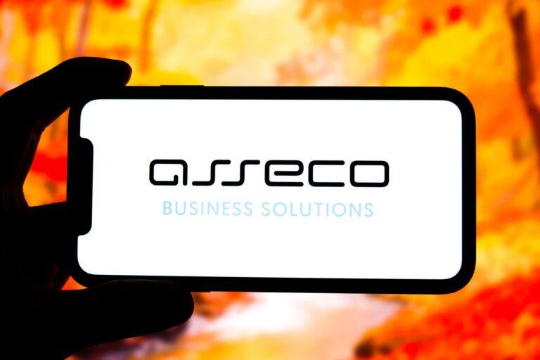 Zdjęcie przedstawia logo Asseco wyświetlone na smartfonie