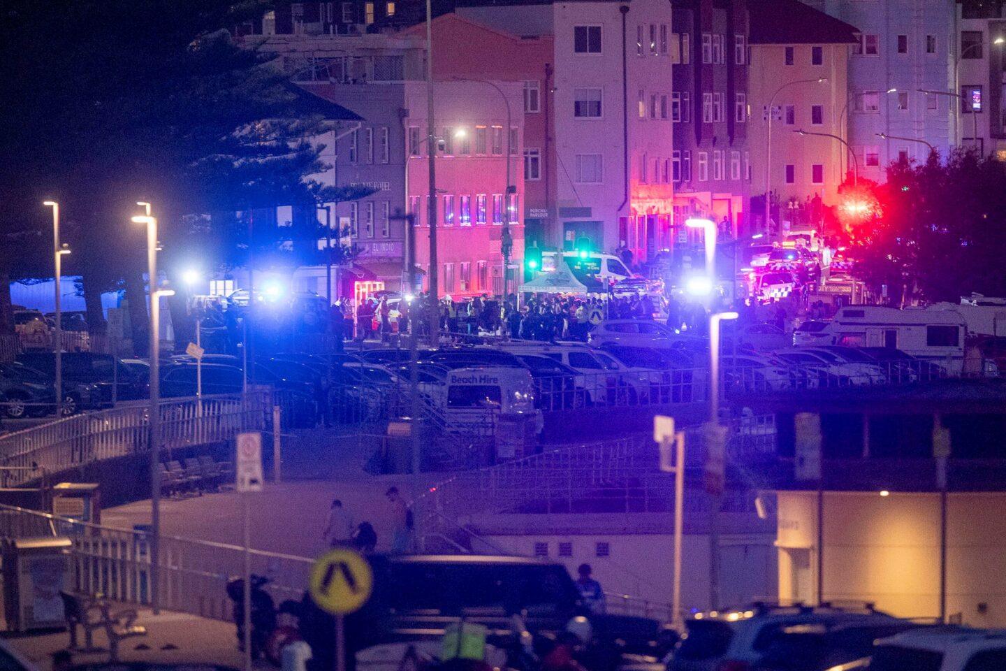 Na zdjęciu: Policja i ratownicy na miejscu ataku terrorystycznego w Sydney