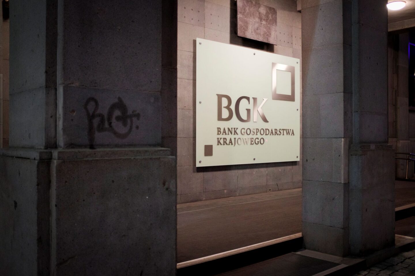 Logo Banku Gospodarstwa Krajowego (BGK) na budynku