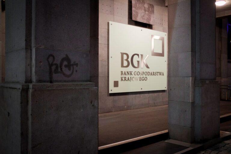 Logo Banku Gospodarstwa Krajowego (BGK) na budynku