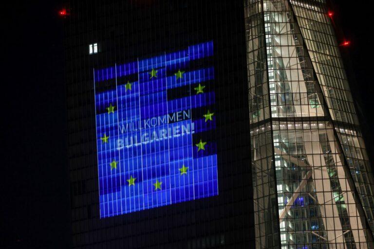 Budynek Europejskiego Banku Centralnego. Na nim podświetlony napisL Witamy Bułgarię