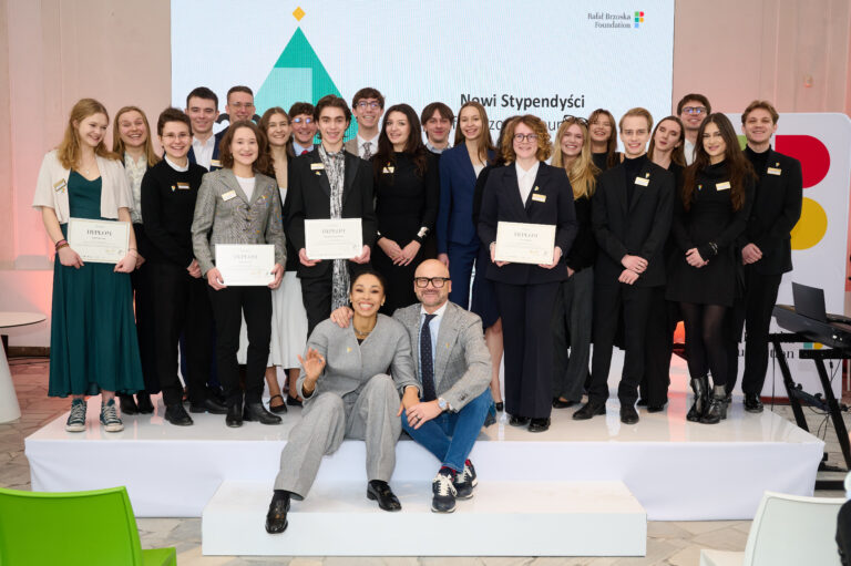 Omena Mensah i Rafał Brzoska wraz ze stypendystami na dorocznym spotkaniu Rafał Brzoska Foundation