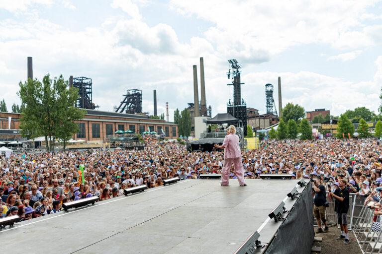 Publiczność podczas koncertu na festiwalu Colours of Ostrava w 2025 roku
