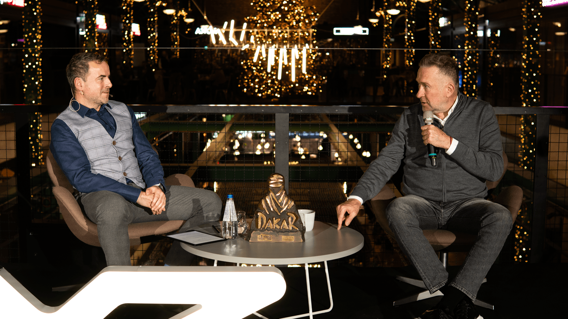 Grzegorz Nawacki rozmawiający z Rafałem Sonikem podczas XYZ Talks w Hali Koszyki w Warszawie