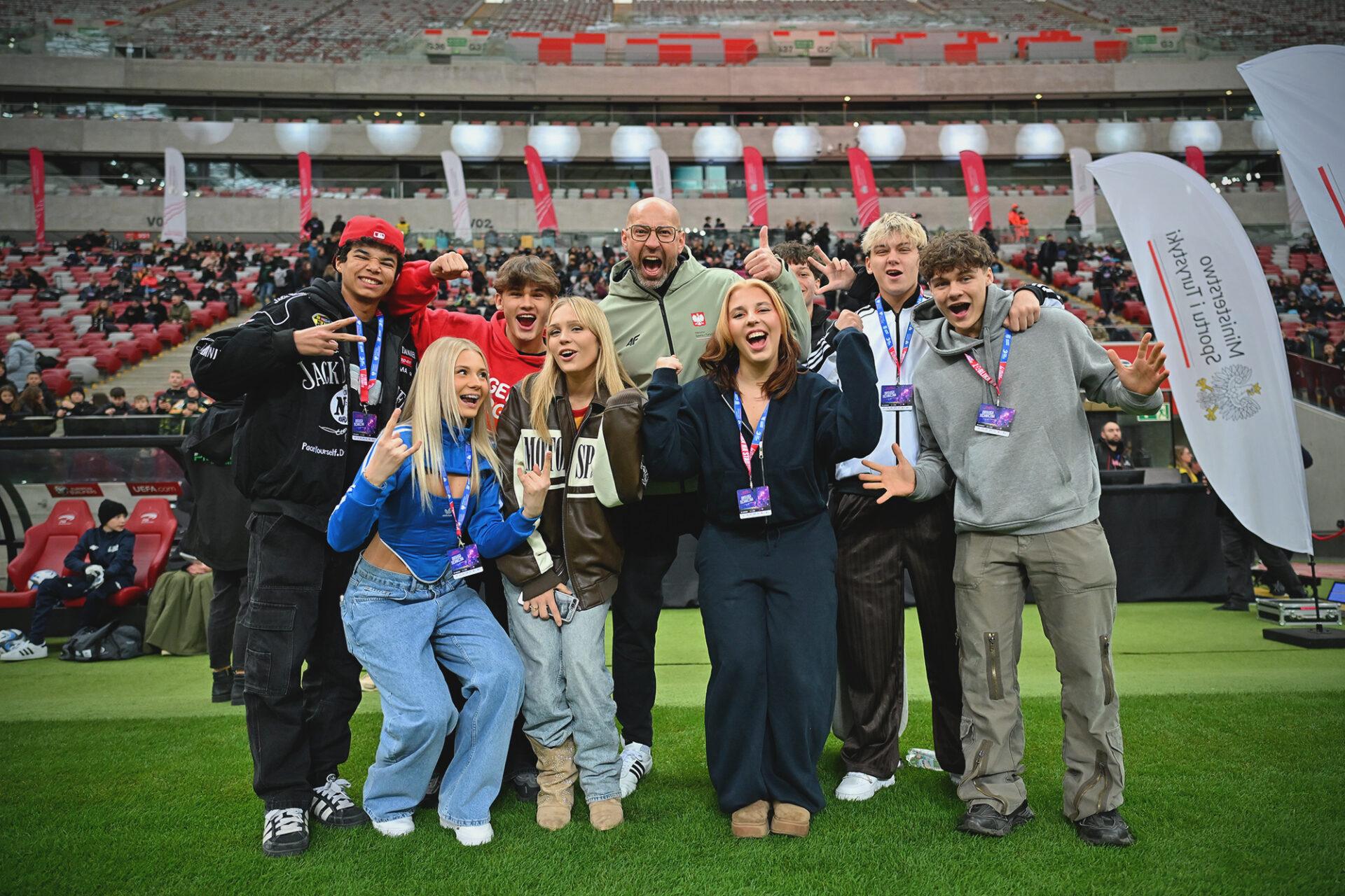Zdjęcie przedstawia Ministra Sportu i Turystyki w otoczeniu młodych sportowców fot. materiały partnera