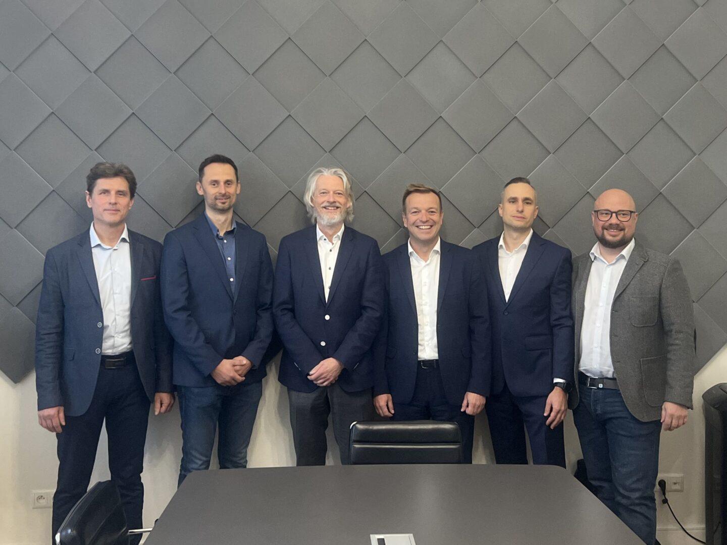 Na zdjęciu dd lewej: Piotr Pachela – CTO, Develogic, Maciej Szmaja – wiceprezes zarządu, CTO Develogic, Piotr Ciski – CEO Grupy Symfonia, Jakub Kwaśnik – CEO Develogic, Radosław Milewski – dyrektor zarządzający, COO Develogic oraz Jakub Hakało – dyrektor Działu Produktów w Develogic