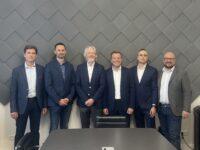 Na zdjęciu dd lewej: Piotr Pachela – CTO, Develogic, Maciej Szmaja – wiceprezes zarządu, CTO Develogic, Piotr Ciski – CEO Grupy Symfonia, Jakub Kwaśnik – CEO Develogic, Radosław Milewski – dyrektor zarządzający, COO Develogic oraz Jakub Hakało – dyrektor Działu Produktów w Develogic