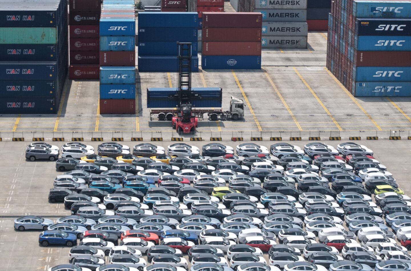 Na zdjęciu: Elektryczne samochody w porcie w Szanghaju