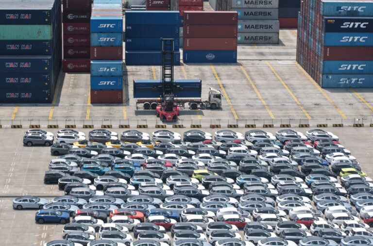 Na zdjęciu: Elektryczne samochody w porcie w Szanghaju