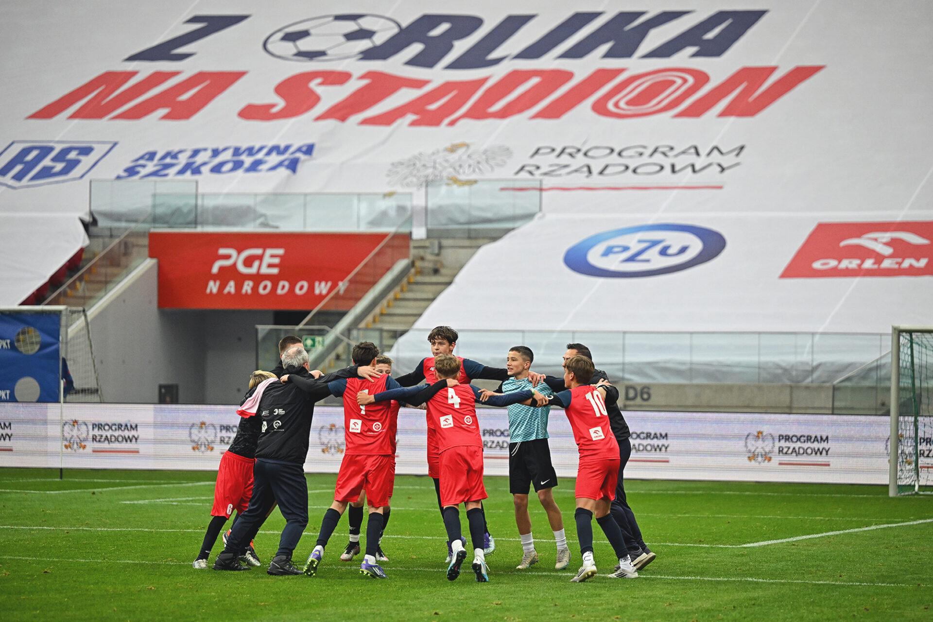 Zdjęcie przedstawia chłopców cieszących się ze zwycięstwa w turnieju organizowanym w ramach programu z Orlika na Stadion fot. materiały partnera