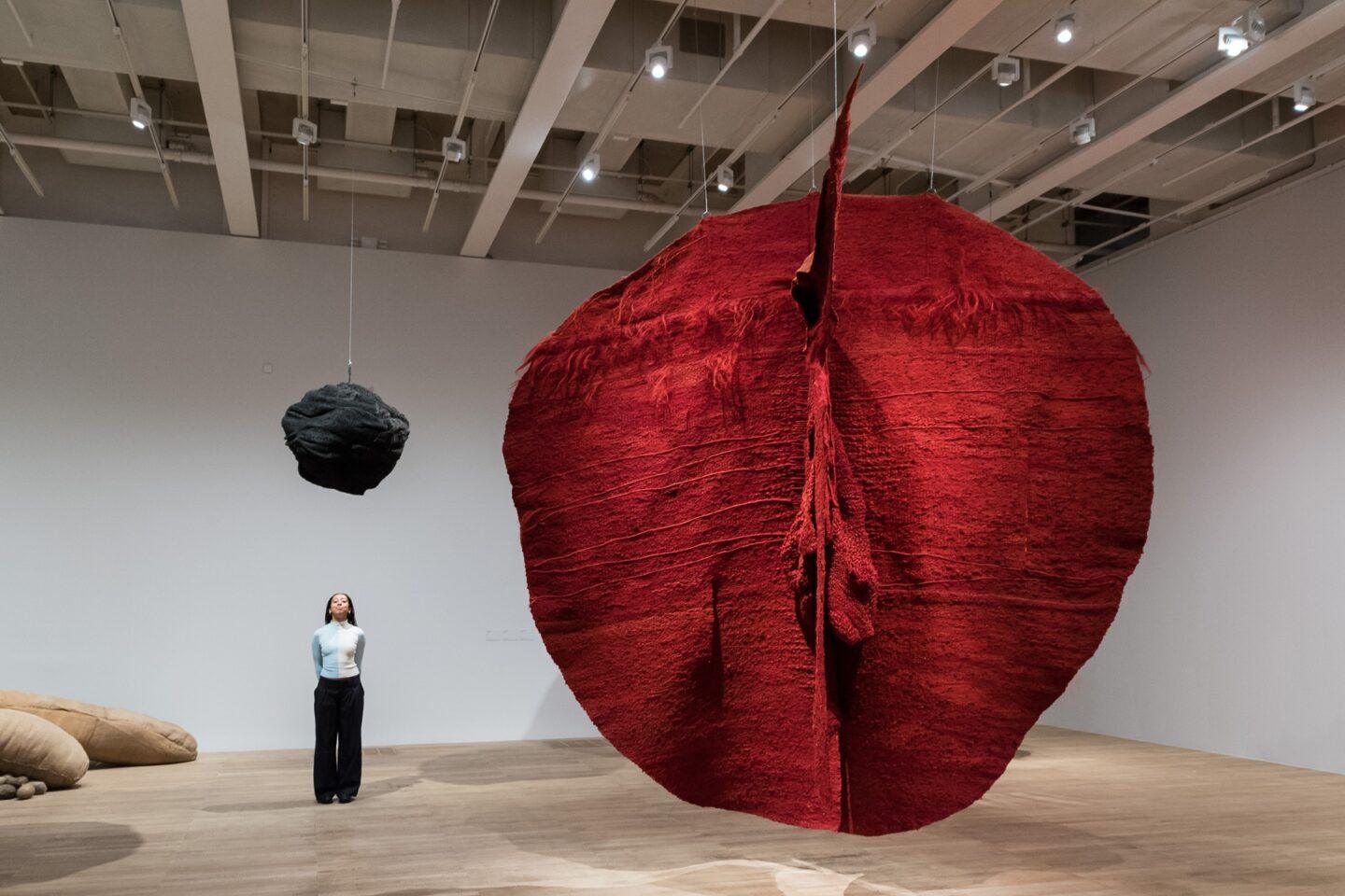 Rzeżby: Black Ball (1975) obok Abakan Red (1969) podczas sesji zdjęciowej zapowiadającej dużą wystawę monumentalnych rzeźb polskiej artystki Magdaleny Abakanowicz w Tate Modern.