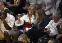 Jeanie Buss w okularach siedzi na trybunach.