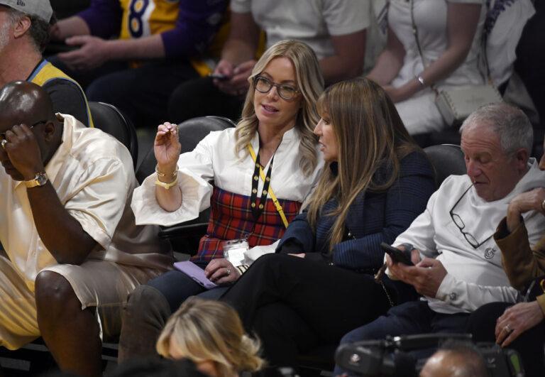 Jeanie Buss w okularach siedzi na trybunach.