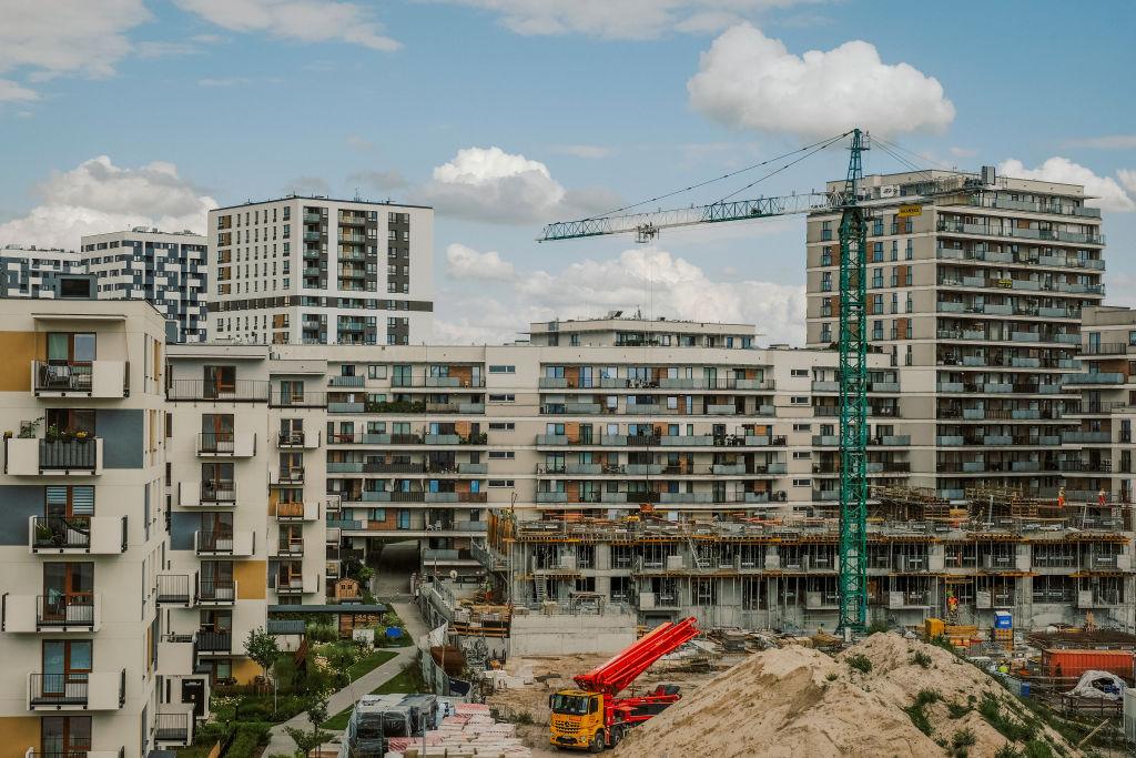Inwestycja deweloperska: gotowe i budowane bloki mieszkalne. Ilustracja wysokiej podaży mieszkań na rynku i ciągłej aktywności deweloperów w końcówce 2025 roku.