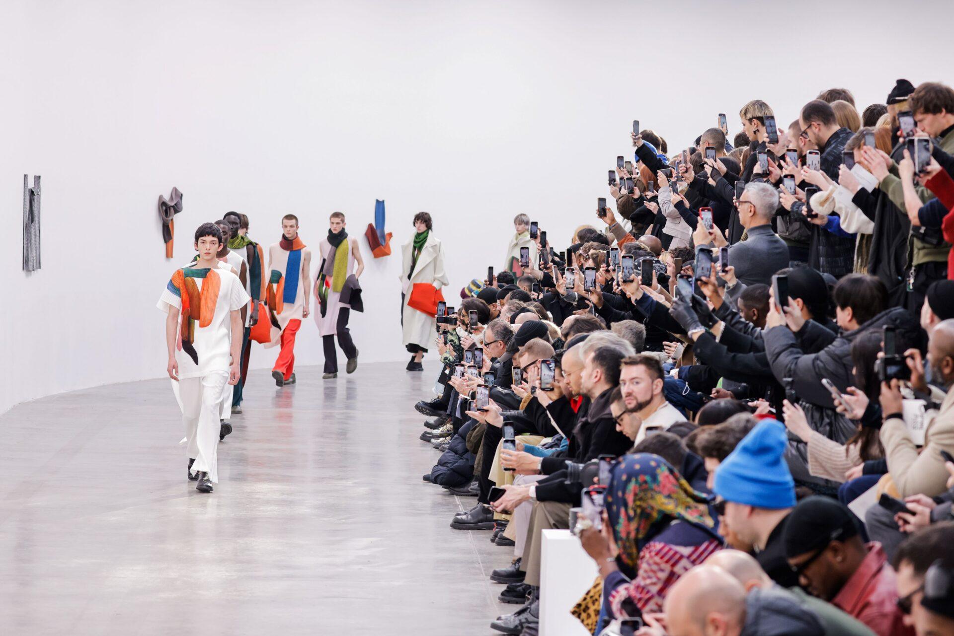 Pokaz kolekcji projektanta Issey Miyake