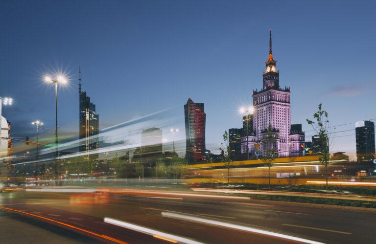 Na zdjęciu wieżowce w Warszawie o zmroku