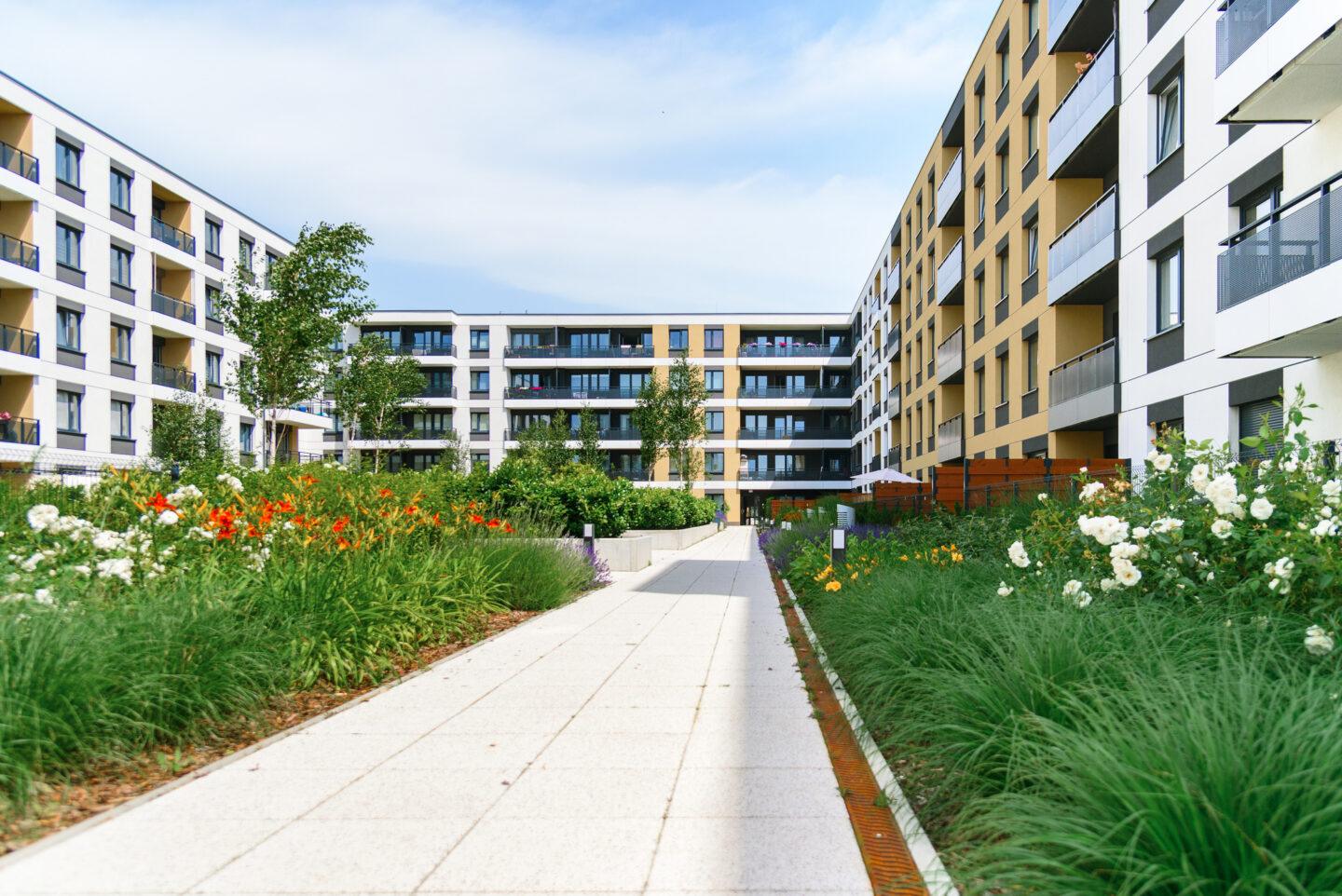 Zdjęcie przedstawia wielorodzinną nieruchomość mieszkaniową