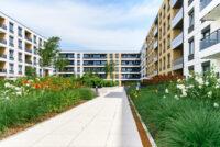 Zdjęcie przedstawia wielorodzinną nieruchomość mieszkaniową