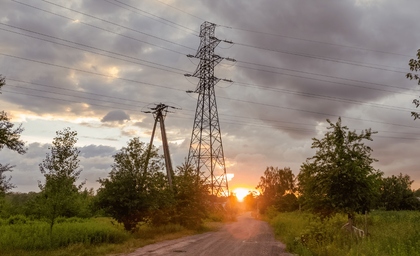 Zdjęcie przedstawia słupy sieci przesyłowych na prywatnych gruntach