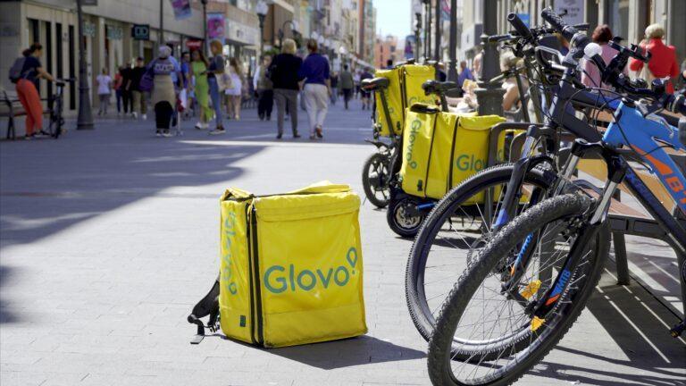 Na zdjęciu widoczna jest torba z logo firmy Glovo/ fot. gettyimages
