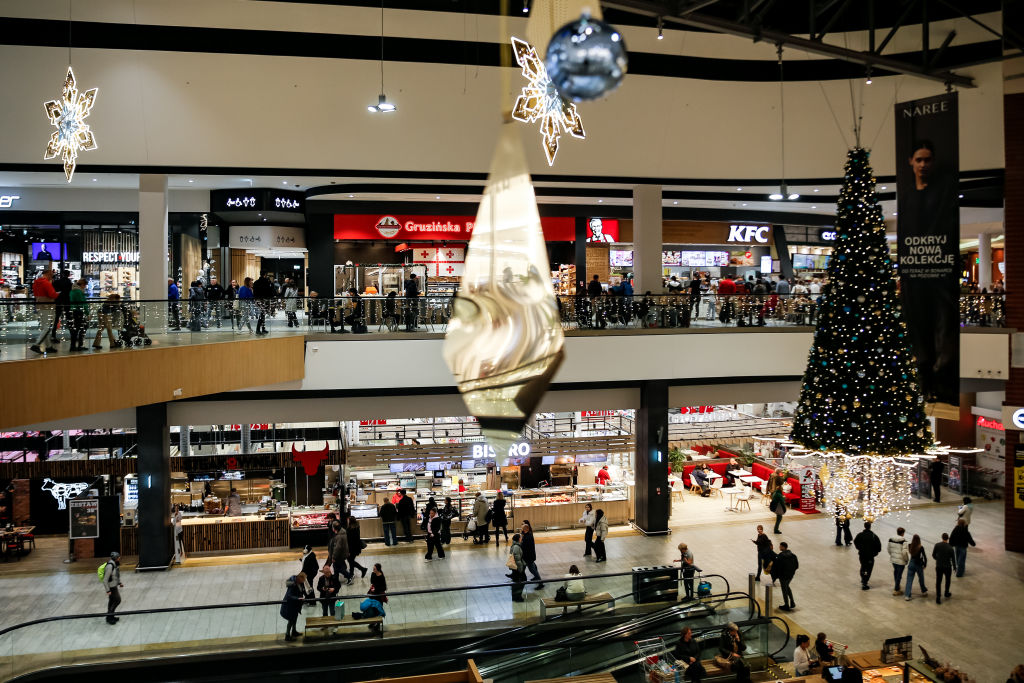 Zdjęcie przedstawia wnętrze galerii handlowej w okresie świątecznym