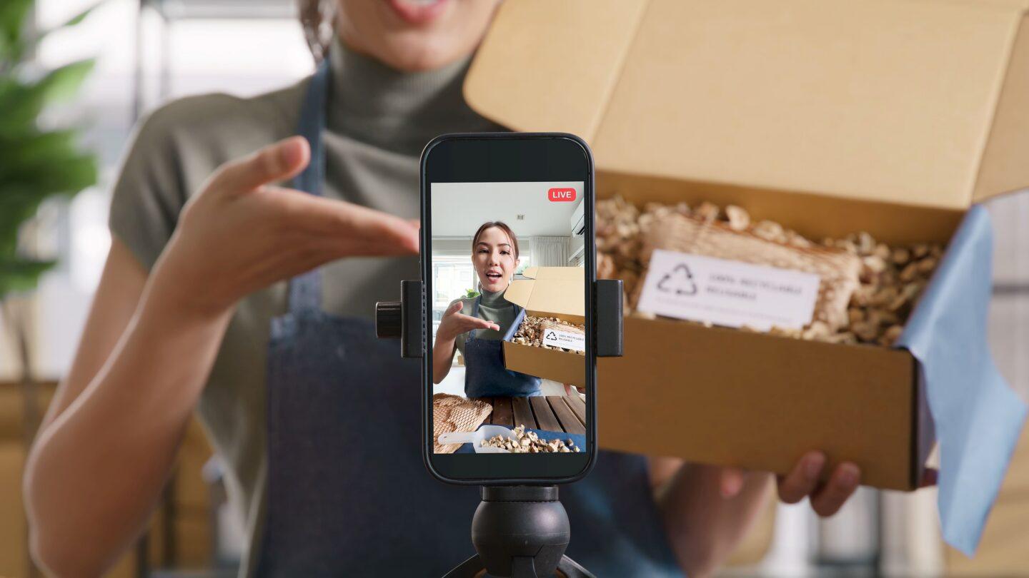 Influencerzy dziś mniej lubiani niż politycy. Co się zmieniło w postrzeganiu internetowych twórców