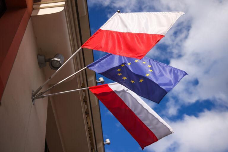 Flagi Polski oraz Unii Europejskiej na tle nieba