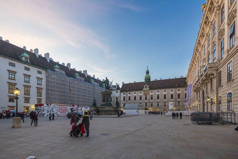 Na zdjęciu dziedziniec zamku Hofburg