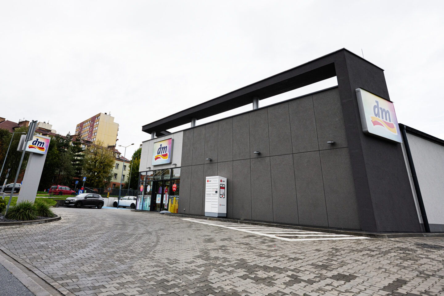 Pawilon drogerii sieci dm na tle miasta