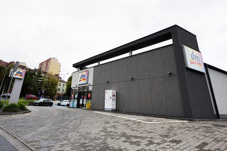 Pawilon drogerii sieci dm na tle miasta