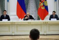 Przywódca Rosji Władimir Putin, za nim flaga Rosji