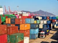 Na zdjęciu widać kontenery gotowe do załadunku w chińskiej sortowni w węźle kolejowym w w Lianyungang w prowincji Jiangsu w Chinach