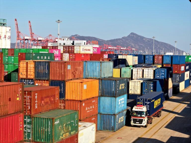 Na zdjęciu widać kontenery gotowe do załadunku w chińskiej sortowni w węźle kolejowym w w Lianyungang w prowincji Jiangsu w Chinach