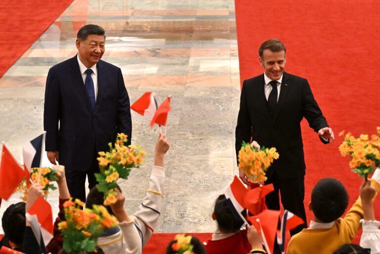 Prezydent Francji Emmanuel Macron i przywódca Chin Xi Jinping w trakcie trzydniowej wizyty francuskiego polityka.