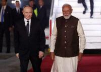 Premier Indii Narendra Modi wita prezydenta Rosji Władimira Putina na lotnisku.