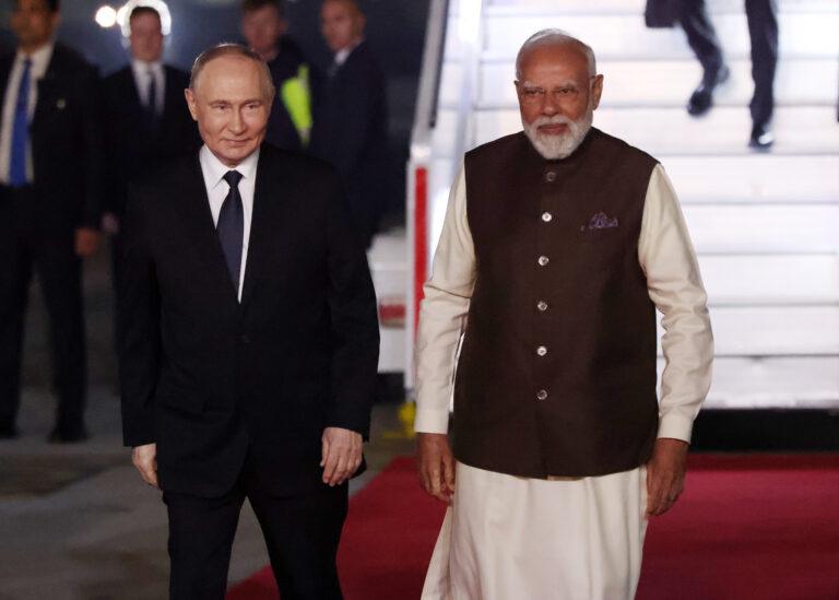 Premier Indii Narendra Modi wita prezydenta Rosji Władimira Putina na lotnisku.